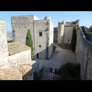 Vorne links die Kapelle, rechts daneben der Wohntrakt aus dem 12. Jh. sowie der Versorgungsturm und rechts das Verließ aus dem 13. Jh.